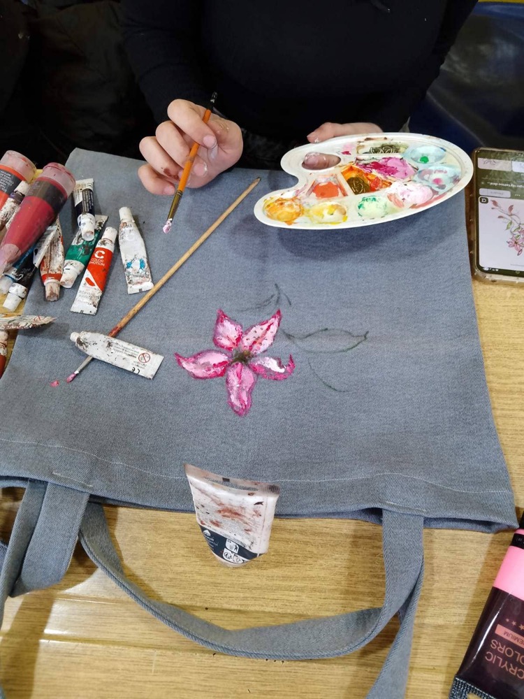 Заједничко осликавање тканина наше школе и ШОСО “Иво Лола Рибар”